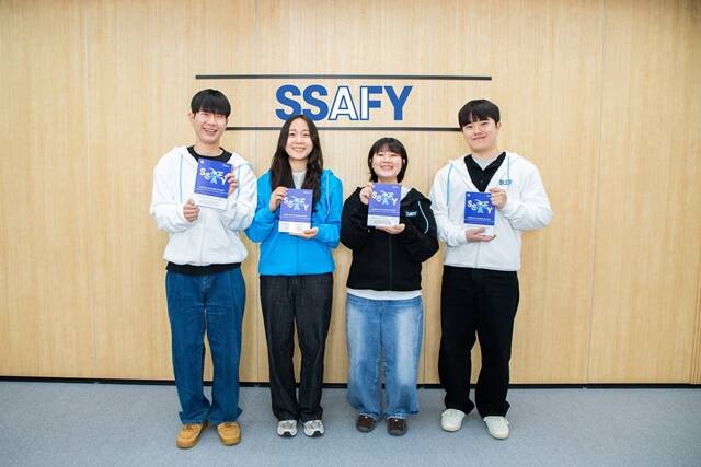 SSAFY 교육생들이 수기 공모집을 소개하고 있다. /삼성