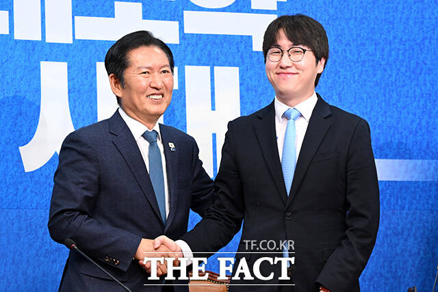 '대통령의 입' 전은수 전 청와대 대변인과 인사 나누는 정청래 더불어민주당 대표(왼쪽). 오른쪽은 하정우 전 청와대 AI미래기획수석.