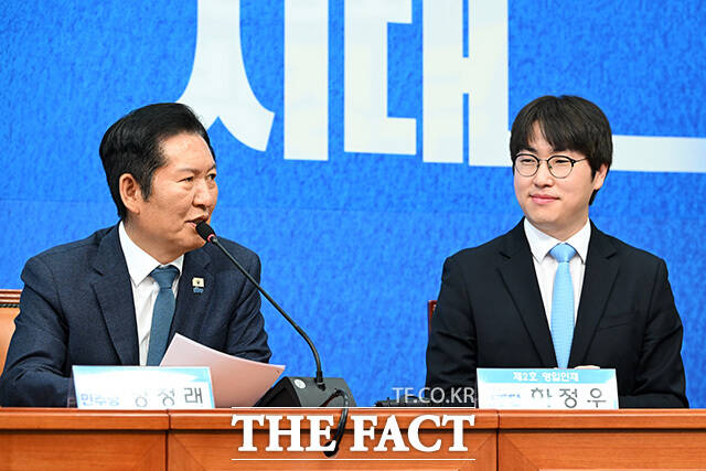 '대통령의 입' 전은수 전 청와대 대변인과 인사 나누는 정청래 더불어민주당 대표(왼쪽). 오른쪽은 하정우 전 청와대 AI미래기획수석.