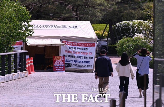 전국삼성전자노동조합(전삼노)이 29일 서울 용산구 이재용 삼성전자 회장의 자택 앞에서 천막농성을 하고 있다. /이새롬 기자