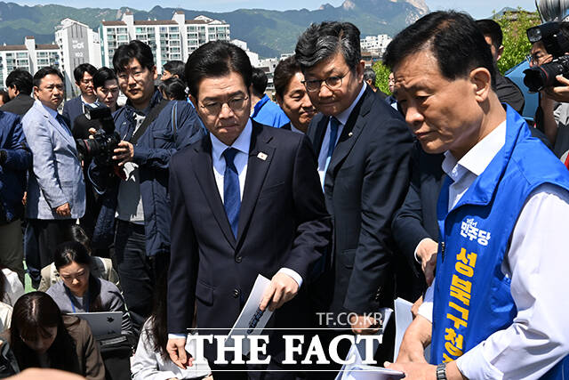 정원오 더불어민주당 서울시장 후보가 29일 오전 서울 성북구 장위동의 한 아파트 옥상에서 부동산 정책 발표를 하고 있다. /남윤호 기자