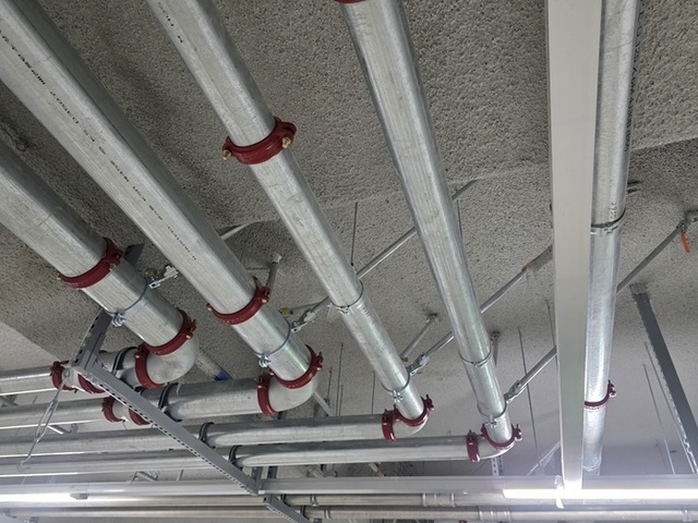 롯데건설은 두산건설, HL디앤아이한라, 메이크순과 공동으로 개발한 '수직·수평배관 일체형 4방향 흔들림 방지 버팀대에 의한 배관지지 기술'이 국토교통부로부터 건설신기술 인증을 취득했다. 사진은 롯데건설 문현 롯데캐슬 인피니엘 현장 지하주차장에 적용된 4방향 흔들림 방지 버팀대. /롯데건설