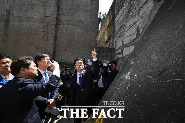 정원오 더불어민주당 서울시장 후보(가운데)가 29일 오전 서울 성북구 장위동 주택재개발구역 일대를 둘러보고 있다. /남윤호 기자