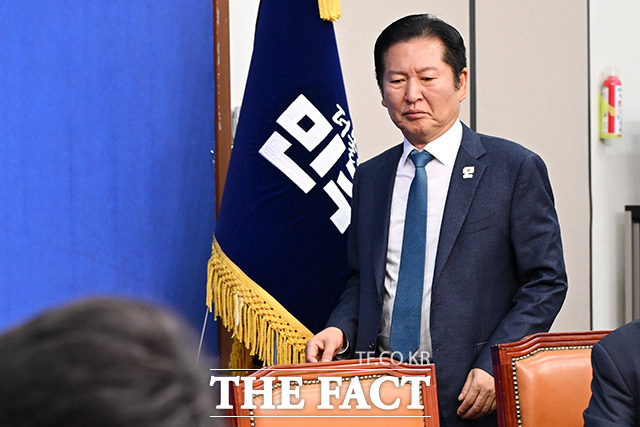 최고위원회의에서 모두발언하는 정 대표(왼쪽 두 번째).