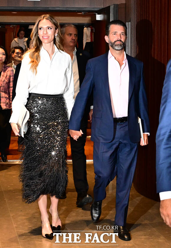 도널드 트럼프 미국 대통령의 장남인 트럼프 주니어(왼쪽)와 트럼프 주니어의 연인 베니타 앤더슨이 공연을 관람한 뒤 이동하고 있다. /이새롬 기자