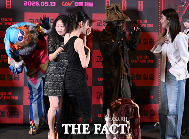 배우 이화원과 이여름 홍예지, 한선화(왼쪽부터)가 28일 오후 서울 용산구 CGV 용산 아이파크몰에서 열린 영화 '교생실습' 언론시사회 및 기자간담회에 참석해 포즈를 취하는 도중 극중 귀신들의 깜짝 등장에 놀라고 있다. /이새롬 기자