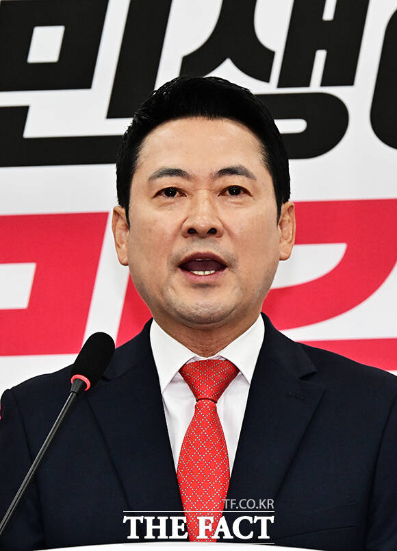 장동혁 국민의힘 대표가 29일 오전 서울 여의도 국회에서 열린 '지역경제·민생이 올라갈 시간!’ 지역·민생 공약 발표에 참석해 공약에 대한 설명을 하고 있다. /국회=배정한 기자