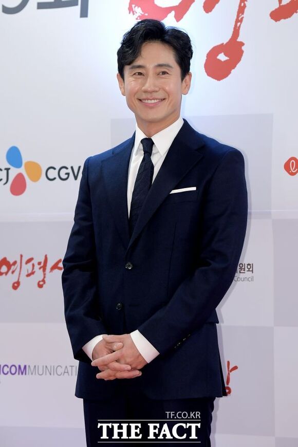 배우 신하균이 MBC 새 금토드라마 '오십프로'에서 국정원 경력을 감추고 있는 정호명 역을 맡는다. /더팩트 DB