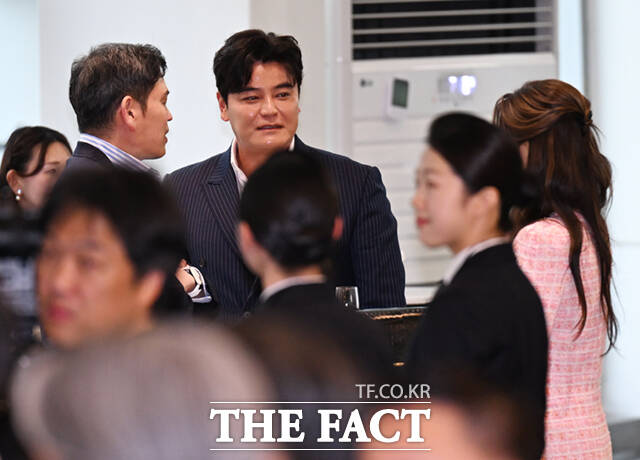 메이저리거 출신 추신수 SSG 랜더스 구단주 보좌역 겸 육성총괄과 부인 하원미 씨가 29일 오후 서울 송파구 롯데콘서트홀에서 열린 정용진 신세계그룹 회장의 배우자 한지희 씨의 데뷔 앨범 발매 기념 공연에 참석해 정용진 신세계그룹 회장과 인사하고 있다. /이새롬 기자