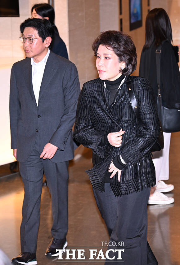 정유경 신세계 회장(오른쪽)과 문성욱 신세계 라이브쇼핑 대표가 29일 오후 서울 송파구 롯데콘서트홀에서 열린 정용진 신세계그룹 회장의 배우자 한지희 씨의 데뷔 앨범 발매 기념 공연에 참석하고 있다.