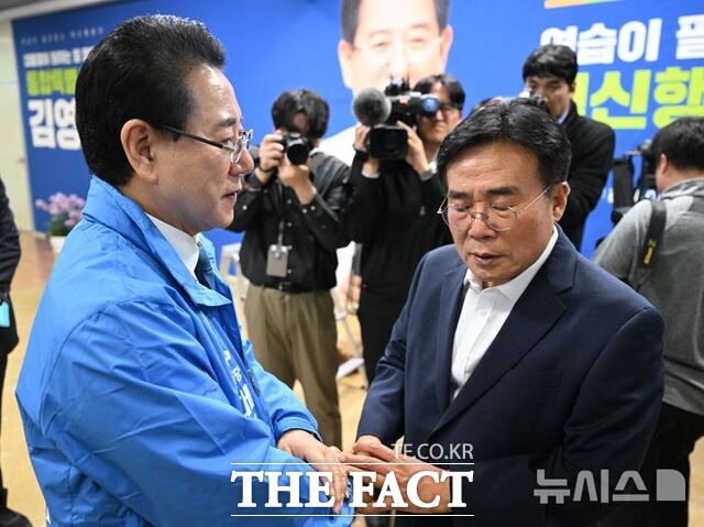 더불어민주당 전남광주통합특별시장 결선 발표 날인 4월 14일 오후 광주 서구 광천동 김영록 후보 캠프에서 김 후보(왼쪽)가 결선 패배 후 이병훈 총괄상임선대위원장(오른쪽)과 이야기를 나누고 있다. /뉴시스