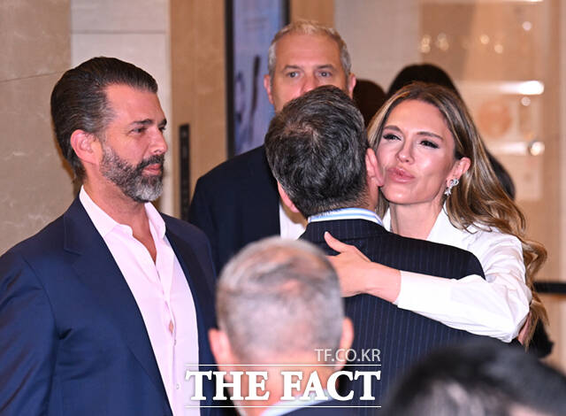 정용진 신세계그룹 회장(오른쪽)이 29일 오후 서울 송파구 롯데콘서트홀에서 열린 배우자 한지희 씨의 데뷔 앨범 발매 기념 공연에 참석해 도널드 트럼프 미국 대통령의 장남인 트럼프 주니어(왼쪽)와 트럼프 주니어의 연인 베니타 앤더슨을 맞이하고 있다. /이새롬 기자