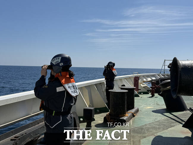 동해해경 경비함정에서 해상추락자를 수색하고 있다. / 동해해경