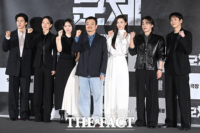 '군체'로 돌아오는 연상호 감독(왼쪽에서 네 번째)은 