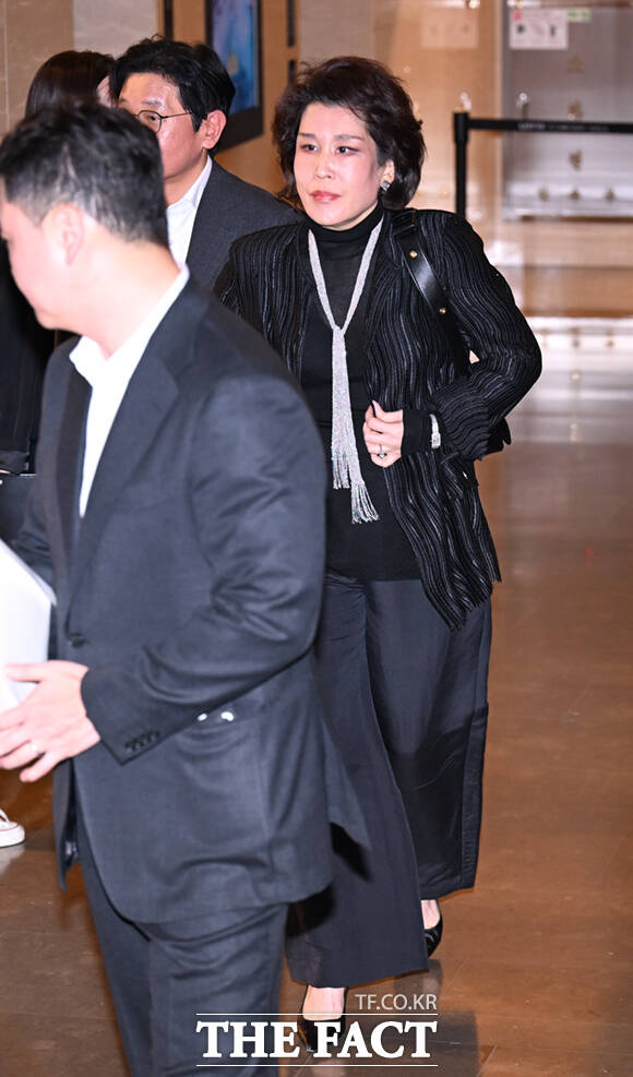 정유경 신세계 회장(오른쪽)과 문성욱 신세계 라이브쇼핑 대표가 29일 오후 서울 송파구 롯데콘서트홀에서 열린 정용진 신세계그룹 회장의 배우자 한지희 씨의 데뷔 앨범 발매 기념 공연에 참석하고 있다.