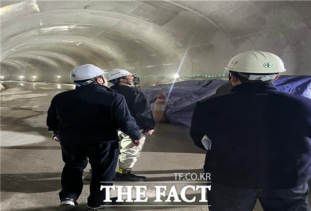 인천시 공무원 및 민간 안전 전문가가 서울7호선 청라연장선 건설현장 안전점검을 실시하고 있다. /인천시