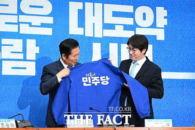 '대통령의 입' 전은수 전 청와대 대변인과 인사 나누는 정청래 더불어민주당 대표(왼쪽). 오른쪽은 하정우 전 청와대 AI미래기획수석.