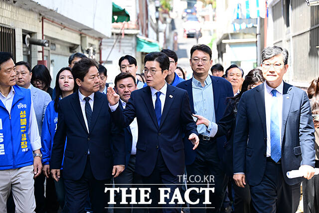 정원오 더불어민주당 서울시장 후보(가운데)가 29일 오전 서울 성북구 장위동 주택재개발구역 일대를 둘러보고 있다. /남윤호 기자