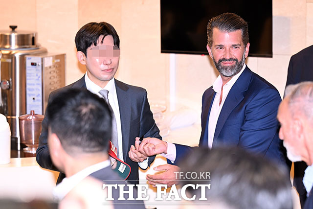 트럼프 이름이 적힌 빨간 'MAGA' 모자 발견하고 발걸음 돌리는 트럼프 주니어.