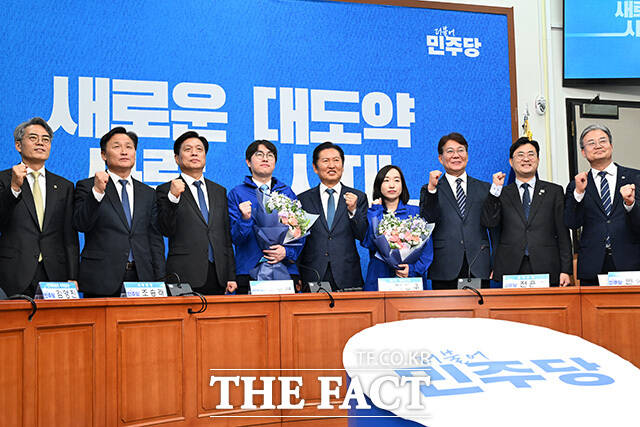 '대통령의 입' 전은수 전 청와대 대변인과 인사 나누는 정청래 더불어민주당 대표(왼쪽). 오른쪽은 하정우 전 청와대 AI미래기획수석.