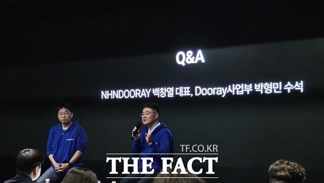 백창열 NHN두레이 대표(왼쪽부터)와 박형민 수석이 28일 경기도 성남시 NHN 판교 사옥 '플레이뮤지엄'에서 열린 기자간담회 이후 기자들의 질문에 답변하고 있다. /최문정 기자