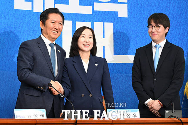 '대통령의 입' 전은수 전 청와대 대변인과 인사 나누는 정청래 더불어민주당 대표(왼쪽). 오른쪽은 하정우 전 청와대 AI미래기획수석.