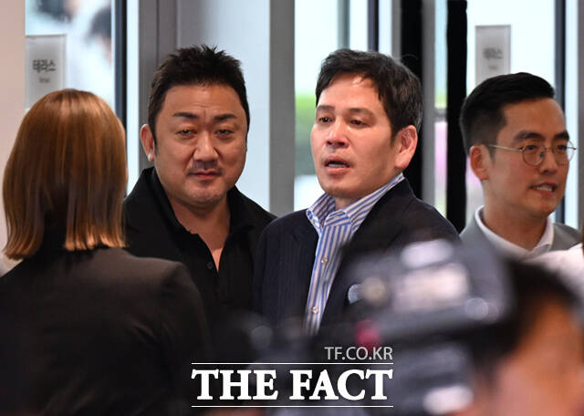 배우 마동석이 29일 오후 서울 송파구 롯데콘서트홀에서 열린 정용진 신세계그룹 회장의 배우자 한지희 씨의 데뷔 앨범 발매 기념 공연에 참석해 정용진 신세계그룹 회장과 인사하고 있다. /이새롬 기자