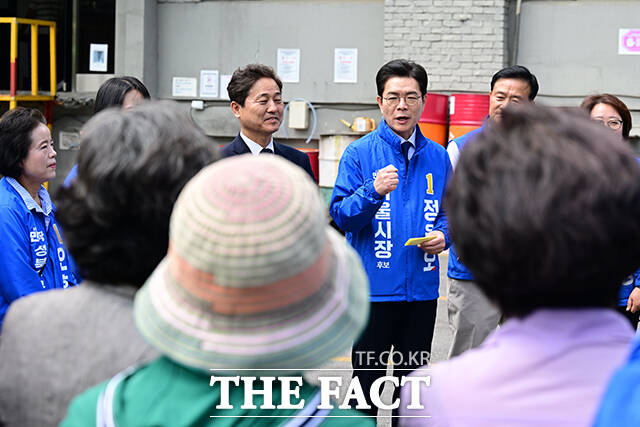 정원오 더불어민주당 서울시장 후보가 29일 서울 성북구 정릉공영차고지를 현장 방문한 가운데 한 시민의 환영사를 들은 후 포옹하고 있다. /남윤호 기자