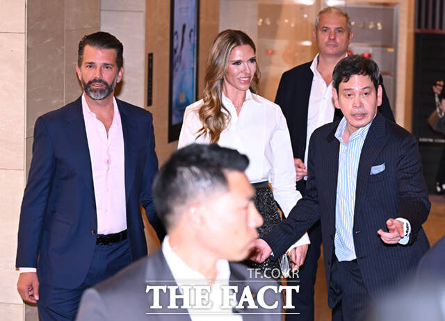 정용진 신세계그룹 회장(오른쪽)이 29일 오후 서울 송파구 롯데콘서트홀에서 열린 배우자 한지희 씨의 데뷔 앨범 발매 기념 공연에 참석해 도널드 트럼프 미국 대통령의 장남인 트럼프 주니어(왼쪽)와 트럼프 주니어의 연인 베니타 앤더슨을 맞이하고 있다. /이새롬 기자