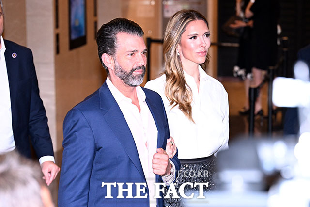 도널드 트럼프 미국 대통령의 장남인 트럼프 주니어(왼쪽)와 트럼프 주니어의 연인 베니타 앤더슨이 29일 오후 서울 송파구 롯데콘서트홀에서 열린 정용진 신세계그룹 회장의 배우자 한지희 씨의 데뷔 앨범 발매 기념 공연에 참석해 정 회장(가운데)과 인사를 나누고 있다. /이새롬 기자