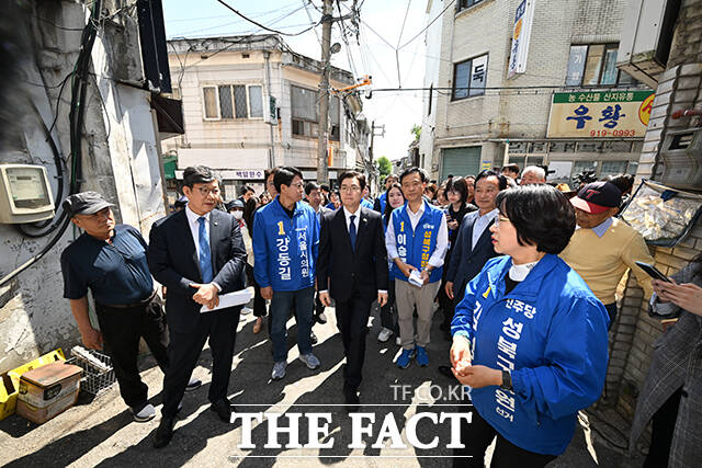 정원오 더불어민주당 서울시장 후보(가운데)가 29일 오전 서울 성북구 장위동 주택재개발구역 일대를 둘러보고 있다. /남윤호 기자