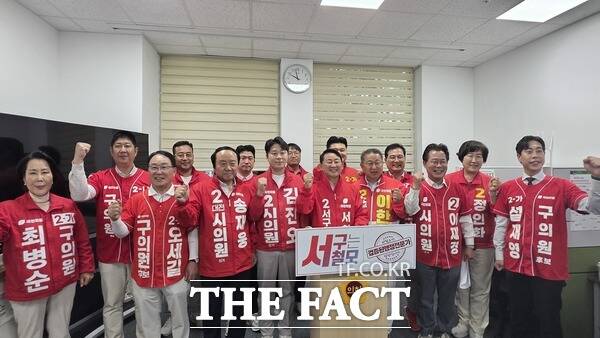 서철모 대전시 서구청장이 29일 대전시의회 기자실에서 기자회견을 열고 서구청장 재선 도전을 선언한 가운데 서구 지역 국민의힘 출마자들과 함께 기념촬영을 하고 있다. /정예준 기자