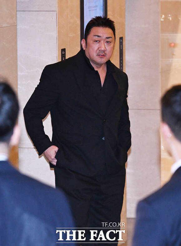 배우 마동석이 29일 오후 서울 송파구 롯데콘서트홀에서 열린 정용진 신세계그룹 회장의 배우자 한지희 씨의 데뷔 앨범 발매 기념 공연에 참석해 정용진 신세계그룹 회장과 인사하고 있다. /이새롬 기자