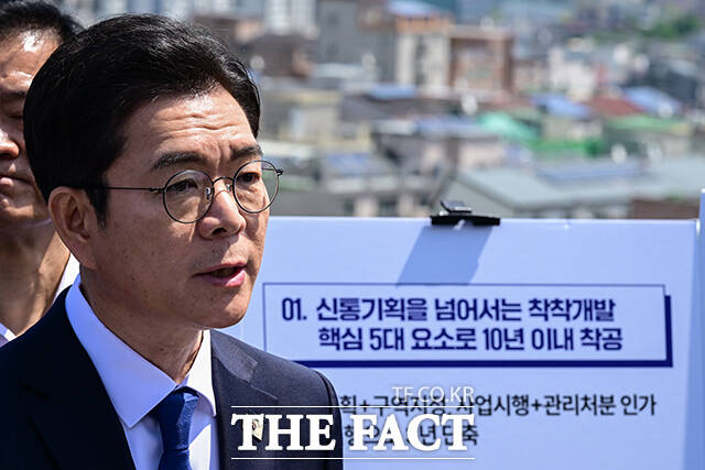 정원오 더불어민주당 서울시장 후보가 29일 오전 서울 성북구 장위동의 한 아파트 옥상에서 부동산 정책 발표를 하고 있다. /남윤호 기자