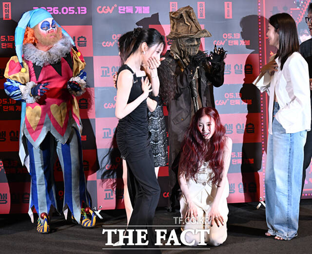 배우 이화원과 이여름 홍예지, 한선화(왼쪽부터)가 28일 오후 서울 용산구 CGV 용산 아이파크몰에서 열린 영화 '교생실습' 언론시사회 및 기자간담회에 참석해 포즈를 취하는 도중 극중 귀신들의 깜짝 등장에 놀라고 있다. /이새롬 기자