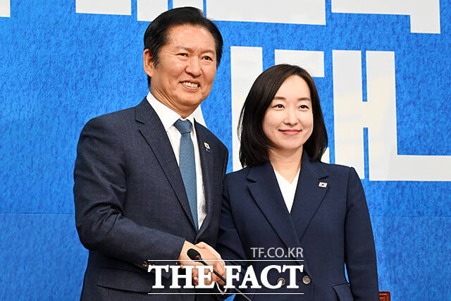 '대통령의 입' 전은수 전 청와대 대변인과 인사 나누는 정청래 더불어민주당 대표(왼쪽). 오른쪽은 하정우 전 청와대 AI미래기획수석.