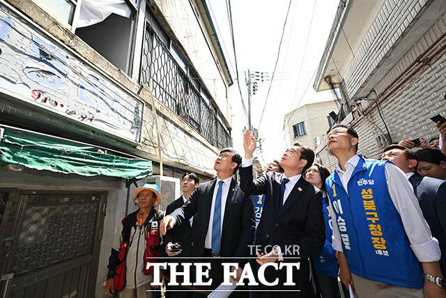 정원오 더불어민주당 서울시장 후보(가운데)가 29일 오전 서울 성북구 장위동 주택재개발구역 일대를 둘러보고 있다. /남윤호 기자