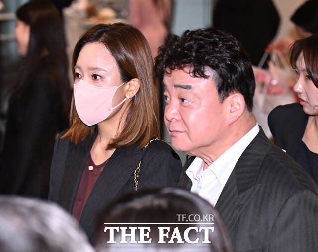 백종원 더본코리아 대표와 배우 소유진 부부가 공연에 참석하고 있다. /이새롬 기자