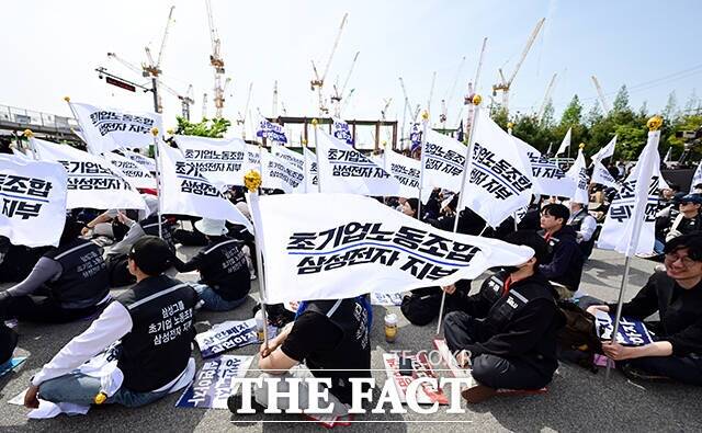 삼성전자 노조 조합원들이 지난 23일 경기 삼성전자 평택캠퍼스 앞에서 열린 '4·23 투쟁 결의대회'에 참석해 성과급 상한 폐지를 요구하고 있다. /임영무 기자