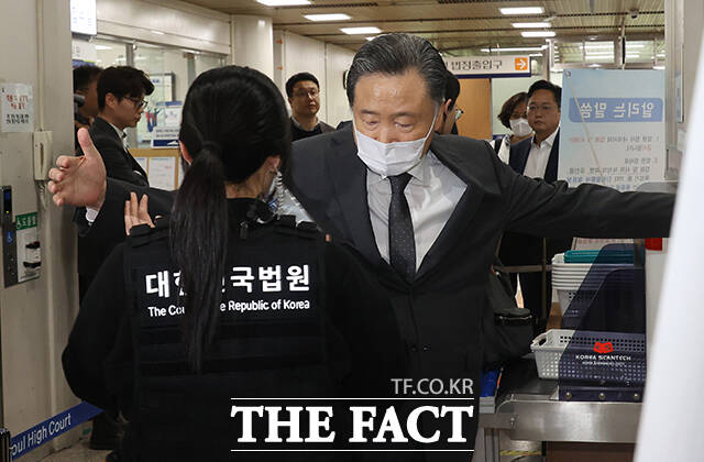 허영인 상미당홀딩스(옛 SPC 그룹) 회장이 29일 오전 서울 서초구 서울중앙지방법원에서 열린 '노동조합 및 노동관계조정법 위반 등 혐의' 공판에 출석하고 있다. /박헌우 기자