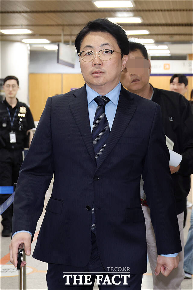 '김건희 집사'로 알려진 김예성 씨가 29일 오후 서울 서초구 서울고등법원에서 열린 횡령 등 혐의 항소심 선고 공판에 출석하고 있다. /박헌우 기자