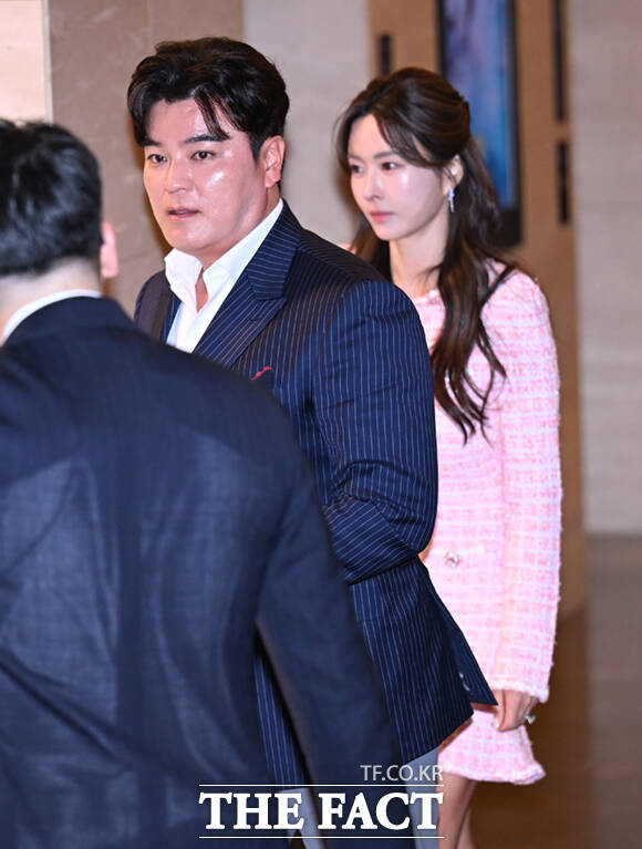 메이저리거 출신 추신수 SSG 랜더스 구단주 보좌역 겸 육성총괄과 부인 하원미 씨가 29일 오후 서울 송파구 롯데콘서트홀에서 열린 정용진 신세계그룹 회장의 배우자 한지희 씨의 데뷔 앨범 발매 기념 공연에 참석해 정용진 신세계그룹 회장과 인사하고 있다. /이새롬 기자