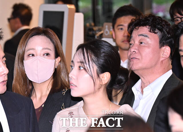 백종원 더본코리아 대표와 배우 소유진 부부가 29일 오후 서울 송파구 롯데콘서트홀에서 열린 정용진 신세계그룹 회장의 배우자 한지희 씨의 데뷔 앨범 발매 기념 공연에 참석하고 있다. /이새롬 기자