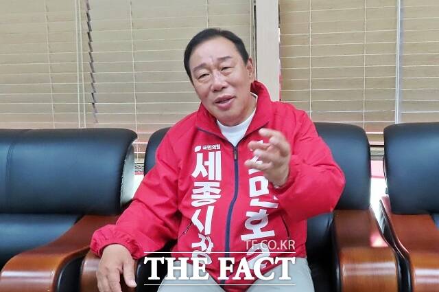최민호 세종시장 예비후보가 선거사무소에서 더팩트와 인터뷰를 하고 있다. /김형중 기자