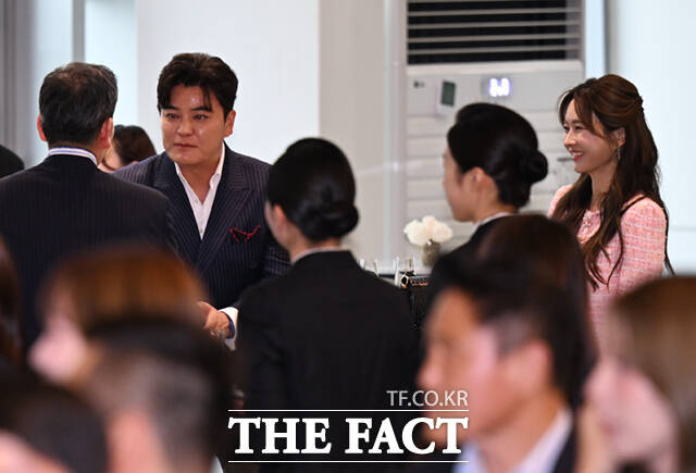 메이저리거 출신 추신수 SSG 랜더스 구단주 보좌역 겸 육성총괄과 부인 하원미 씨가 29일 오후 서울 송파구 롯데콘서트홀에서 열린 정용진 신세계그룹 회장의 배우자 한지희 씨의 데뷔 앨범 발매 기념 공연에 참석해 정용진 신세계그룹 회장과 인사하고 있다. /이새롬 기자