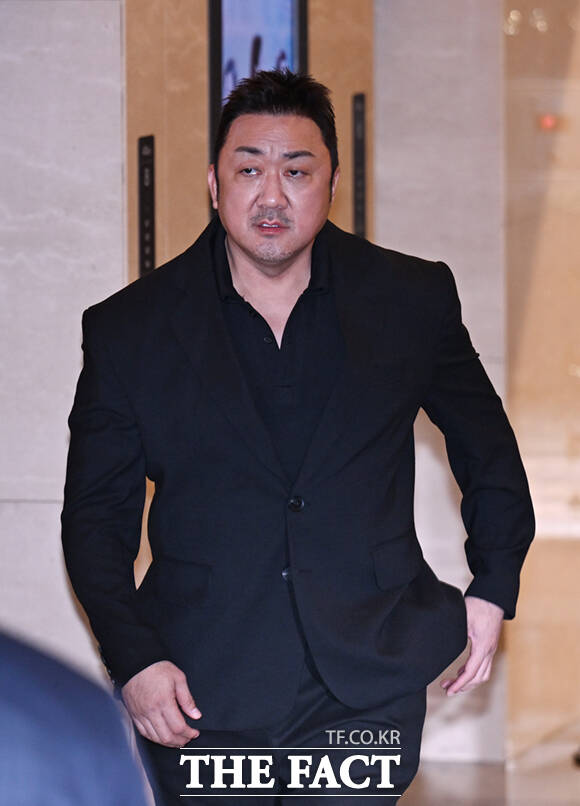 배우 마동석이 29일 오후 서울 송파구 롯데콘서트홀에서 열린 정용진 신세계그룹 회장의 배우자 한지희 씨의 데뷔 앨범 발매 기념 공연에 참석해 정용진 신세계그룹 회장과 인사하고 있다. /이새롬 기자