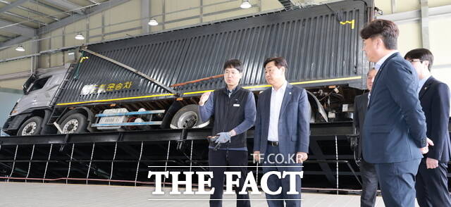 29일 김제시 백구면 특장차클러스터 내 특장차 검사지원센터와 자기인증센터를 찾은 김관영 전북도지사(가운데)가 관계자로부터 설명을 듣고 있다. /전북도