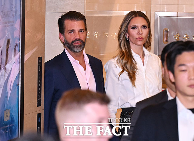 트럼프 이름이 적힌 빨간 'MAGA' 모자 발견하고 발걸음 돌리는 트럼프 주니어.