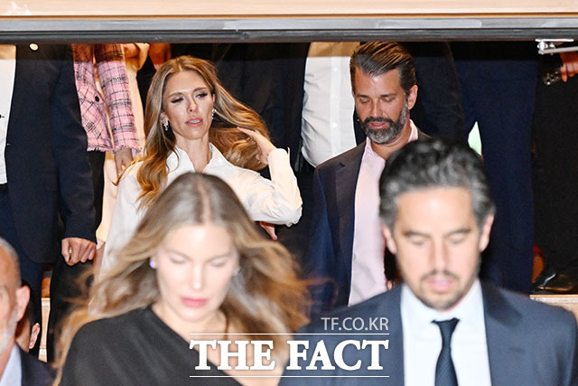 도널드 트럼프 미국 대통령의 장남인 트럼프 주니어(왼쪽)와 트럼프 주니어의 연인 베니타 앤더슨이 공연을 관람한 뒤 이동하고 있다. /이새롬 기자