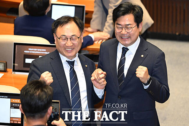 이광희 더불어민주당 의원과 기념촬영하는 박찬대 인천시장 후보(오른쪽).